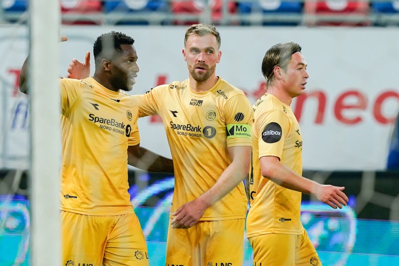 Faris Pemi Moumbagna jubler for scoring i semifinalen (Foto: Terje Bemdiksby / NTB)