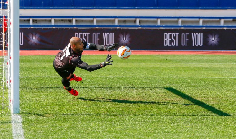 Adam Larsen Kwarasey kaster seg, men klarer ikke å forhindre at FC Dinamo Kiev scorer 2-0 målet i lørdagens treningskamp (Foto: Jan Kåre Ness / NTB scanpix)