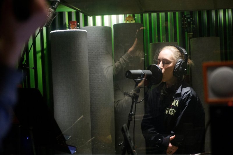 Ingrid Helene Håvik i Highasakite i studio i forbinelse med at de har laget en ny hymne for Eliteserien. Foto: Sjur Stølen / Digitalsport