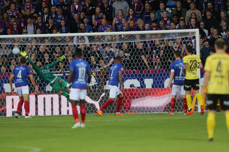 Kwarasey med en fantastisk redning i derbyet mot LSK (Foto: Geir Olsen / NTB scanpix)