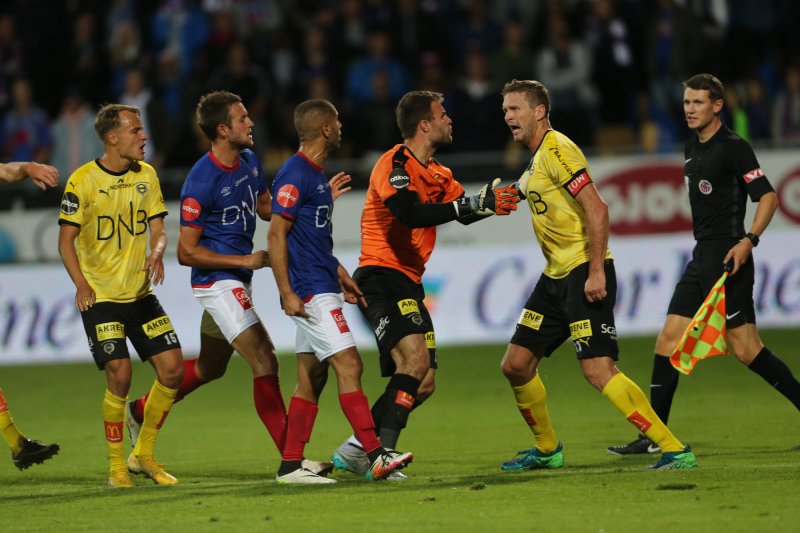 Amin Nouri og Frode Kippe i het diskusjon under søndagens derby (Foto: Geir Olsen / NTB scanpix)