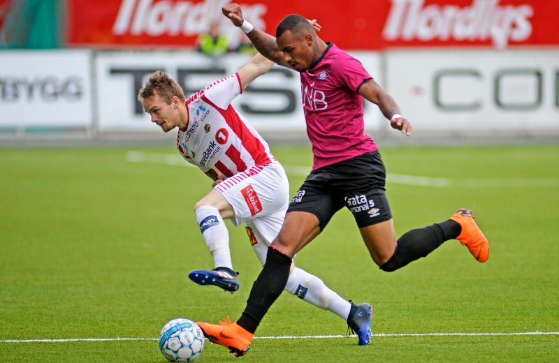 Tromsøs Kent-Are Antonsen i duell med Felipe Carvalho (Foto: Rune Stoltz Bertinussen / NTB scanpix)
