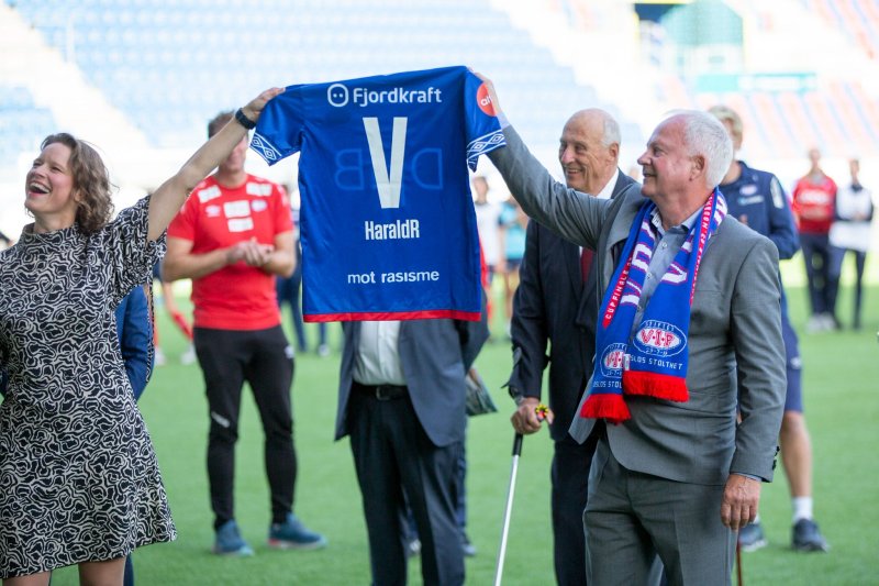 Daværende styreleder i Vålerenga Fotball Elite, Tuva Ørbech Sørheim og daværende styreleder i Vålerenga Fotball, Rune Hansen. Foto: VIF Media