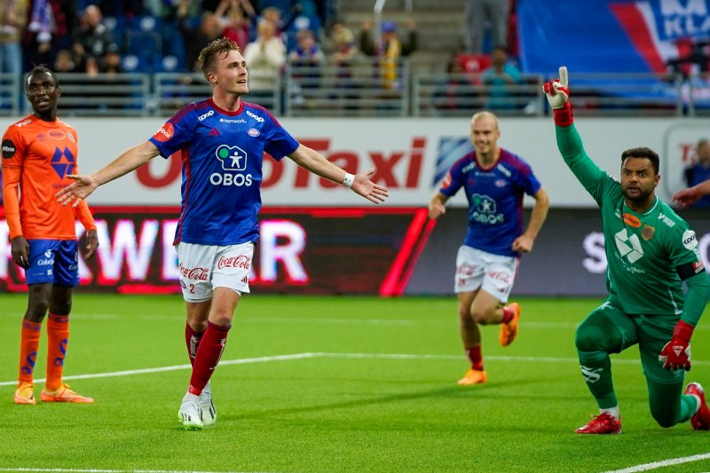 Borchgrevink jubler for scoring som senere ble annullert for offside (Foto: Lise Åserud / NTB)