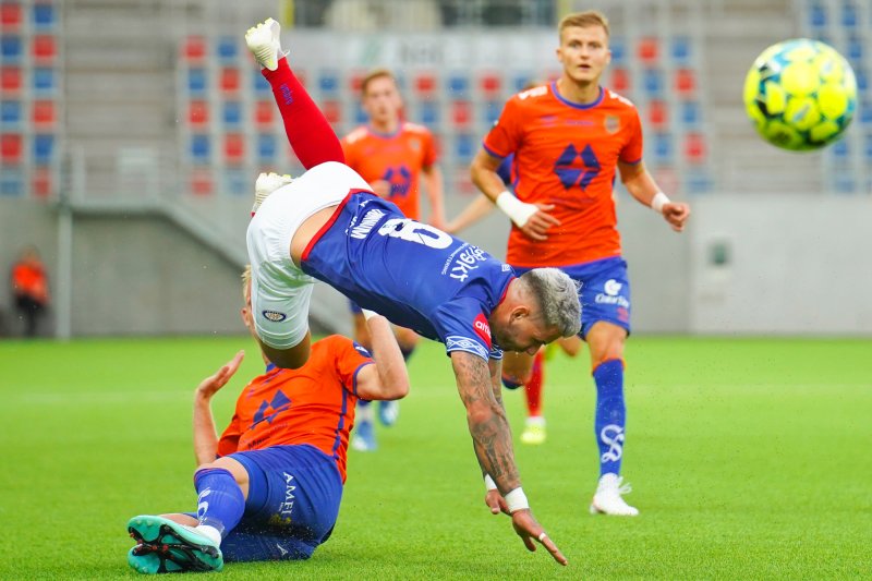 Aron Dønnum var mye involvert på høyresida, men fikk tidvis røff behandling av Aafk-forsvarerne (Foto: Fredrik Hagen / NTB scanpix)