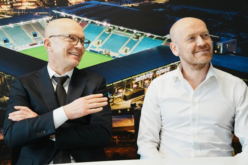 Administrerende direktør i Intility, Andreas Hisdal sammen med daglig leder i Vålerenga, Svein Graff (Foto: Vålerenga)