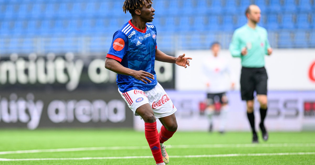 Mini yubka, tayt va paypoq kiygan qizlar