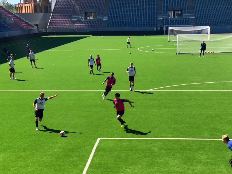 Yin Ikoma i løpsduell med Joao Meira på tirsdagens trening (Foto: VIF Media)