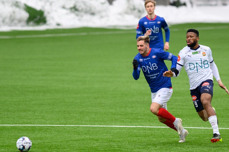 Aron Dønnum med nytt draktnummer i aksjon mot Strømsgodset (Foto: Morten Mitchell Larød / SPORTFOTO)