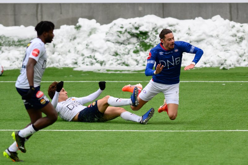 Strømsgodset-spillerne måtte bruke ulovlige midler for å stanse hurtige Amor Layouni (Foto: Morten Mitchell Larød / SPORTFOTO)