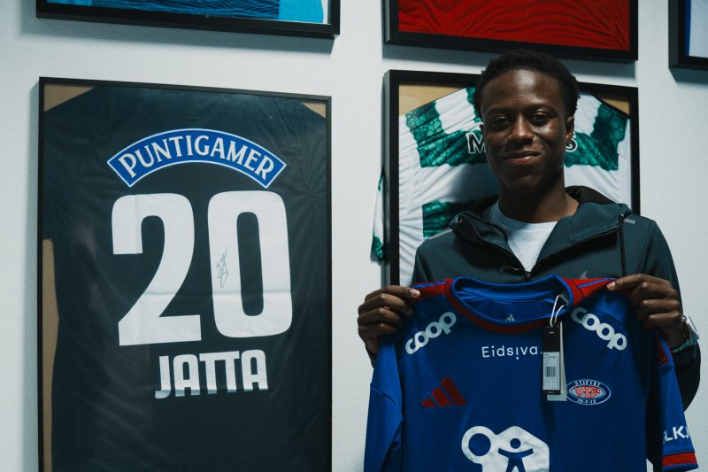 Abdoulie Jatta ved siden av Sturm Graz-drakta til Seedy Jatta. Foto: VIF Media.