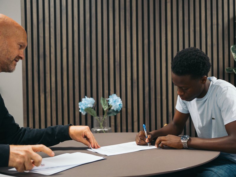Sportssjef Joachim Jonsson og Abdoulie Jatta under kontraktssigneringen mandag. Foto: VIF Media.