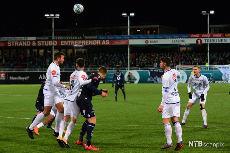 Mange dueller prega den første omgangen på Kristiansund stadion (Foto NTB Scanpix)