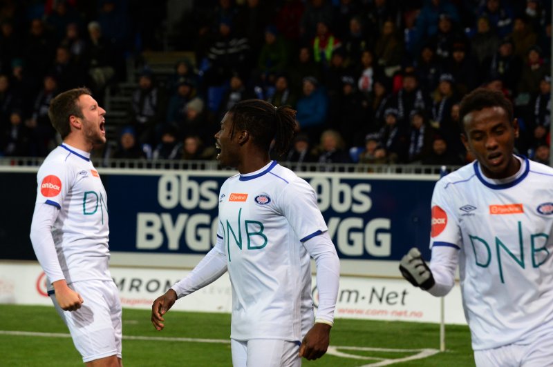 Jonatan Tollås Nstion tydelig fornøyd med Sam Johnsons første scoring for Vålerenga (Foto: Anders Tøsse / NTB scanpix)