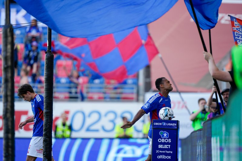 Ola Kamara feier foran Østblokka (Foto: Fredrik Varfjell / NTB)