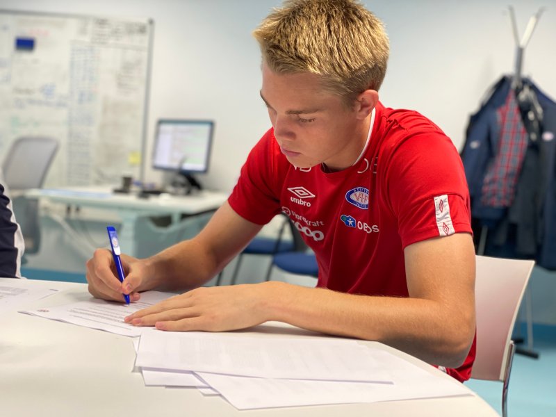 Magnus signerer kontrakten som binder han til Vålerenga ut sommeren 2025 (Foto: VIF Media)