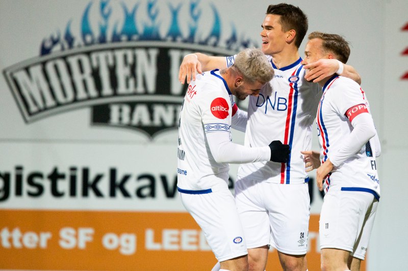 Vålerengajubel etter at Vidar Örn Kjartansson har sendt laget i føringen mot Sandefjord (Foto: Trond Reidar Teigen / NTB)