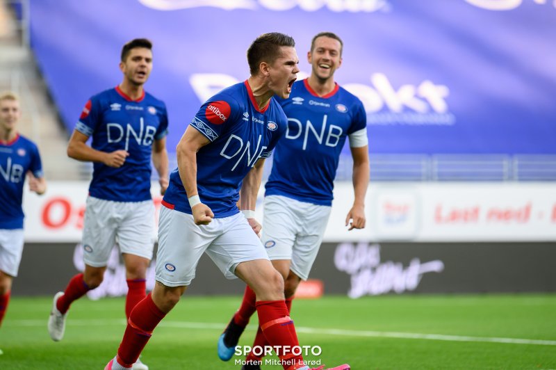 Vidar Örn Kjartansson jubler etter å ha sendt Vålerenga i føringen mot Molde (Foto: Morten Mitchell Larød / SPORTFOTO)