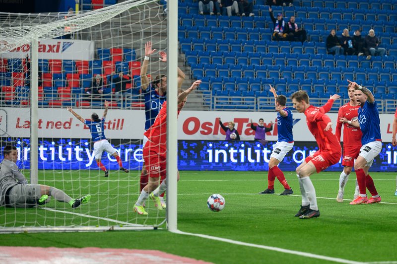 Grill måtte en halvmeter inn i målet for å "redde" headinga fra Kjartansson, men dommertrioen dømte aldri scoring (Foto: Morten Mitchell Larød / SPORTFOTO)