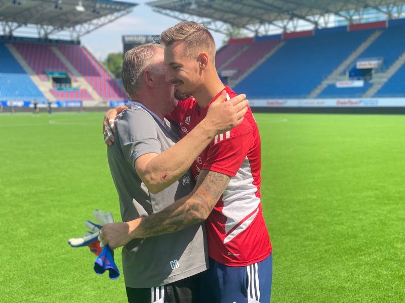 Gjermund Østby og Kjetil Haug gir hverandre en klem etter deres siste treningsøkt sammen lørdag formiddag (Foto: VIF Media)