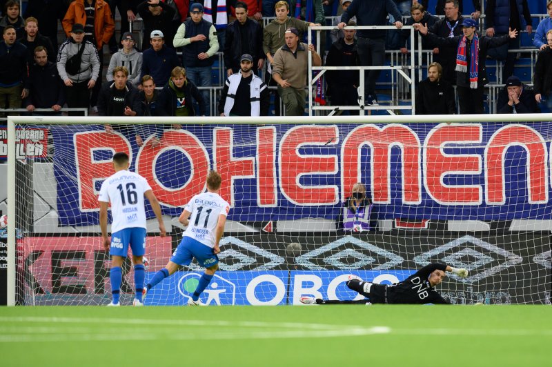 Ellingsen setter inn straffa som aldri skulle vært dømt (Foto: Morten Mitchell Larød / SPORTFOTO)