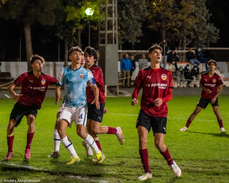 Vålerengas midtstoppertalent, Aleksander Hammer Kjelsen med kapteinsbindet for Norge (Foto: Anders Abrahamsen)