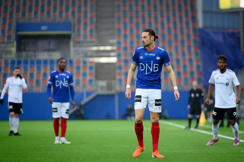 Amor Layouni scora sitt første elitseriemål for Vålerenga borte mot Molde. Her fra premieren mot RBK (Foto: Morten Mitchell Larød / SPORTFOTO)