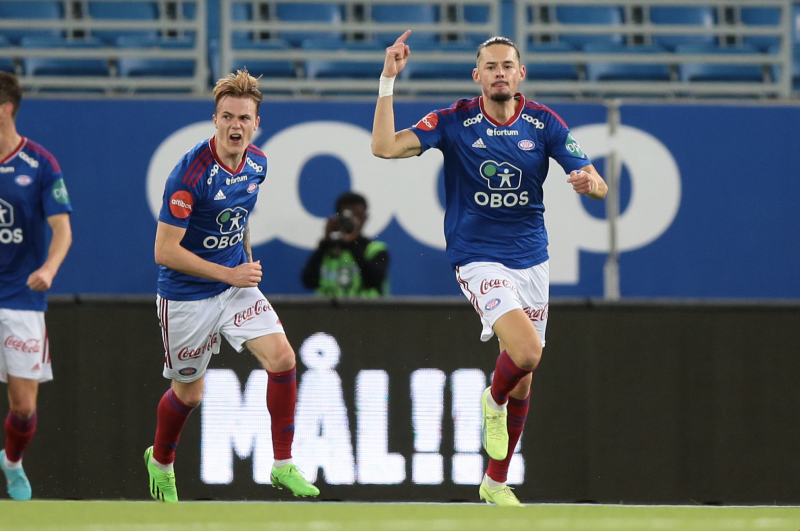 Amor Layouni feirer et av sine elleve mål i Vålerenga-drakt (Foto: NTB)