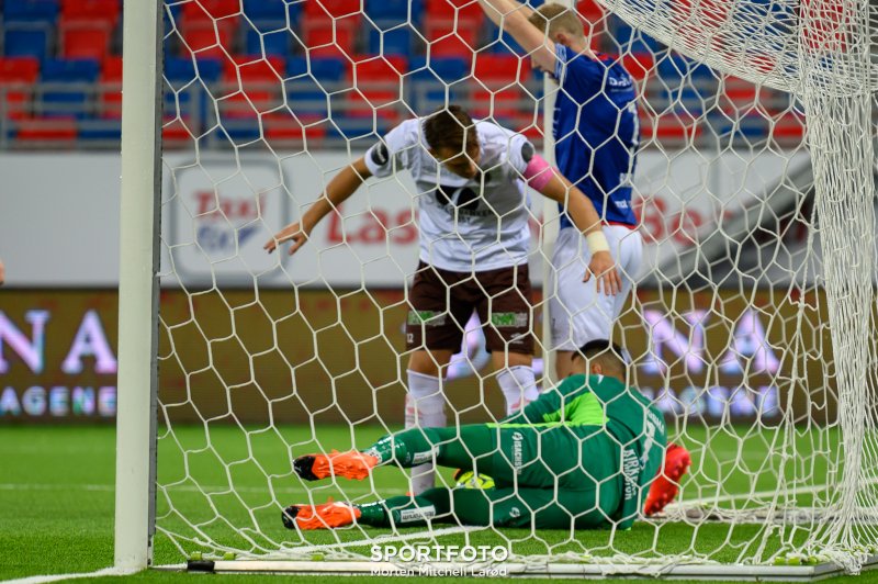 Så nære var Henrik Bjørdal scoring i åpningsminuttene (Foto: Morten Mitchell Larød / SPORTFOTO)