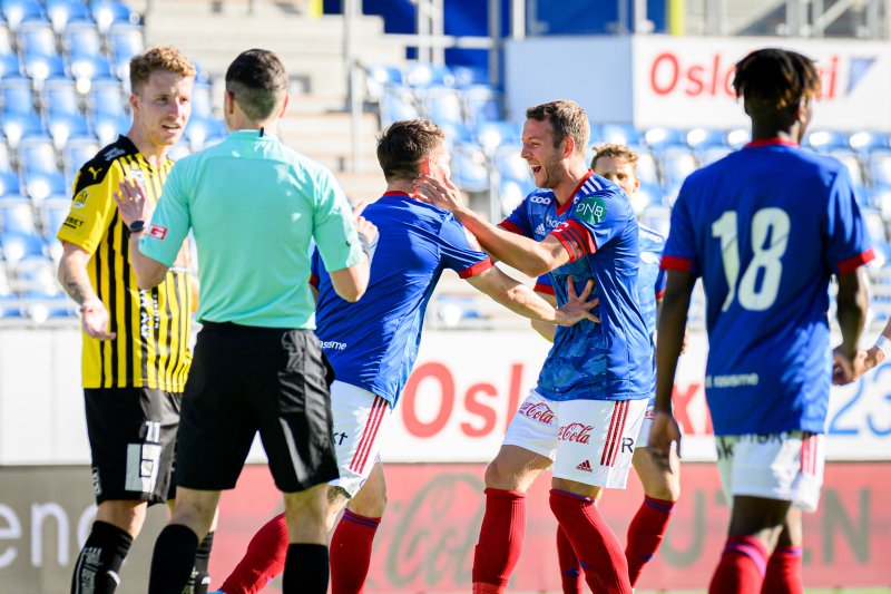 Jubler for scoring (Foto: Morten Mitchell Larød / SPORTFOTO)