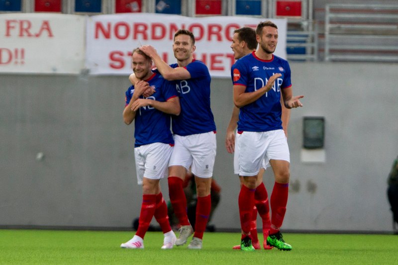 Luftens baron, Bård Finne gratuleres etter 1-0-scoringa mot Tromsø (Foto: Fredrik Hagen / NTB scanpix)