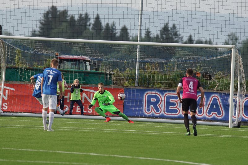 Kristjansson sendte Kjetil Haug ene veien og ballen den andre, men metallet redda Vålerenga (Foto: Kenneth Berger)