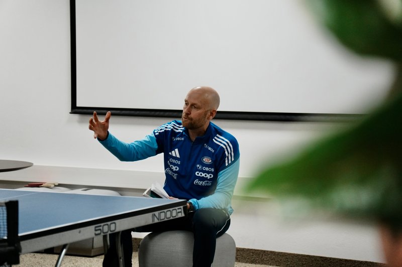 Marius Karlsen fra et av fellesmøtene med spillergruppa (Foto: Vålerenga)