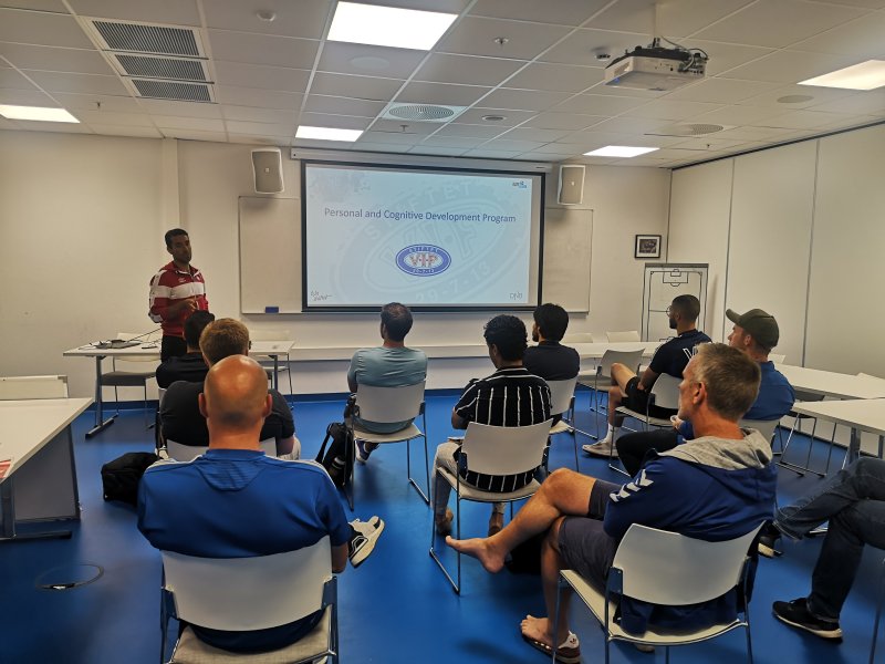 Enrique Paez holdt foredrag om mental trening i Vålerenga (Foto: Torstein Schutte)