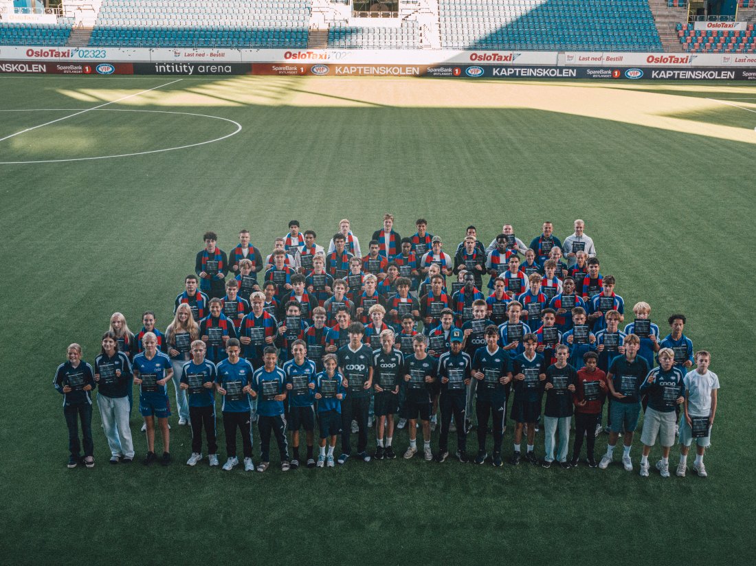 FØRSTE KULL: Kapteiner fra hele Vålerenga samlet på Intility Arena under oppstarten av Kapteinskolen.