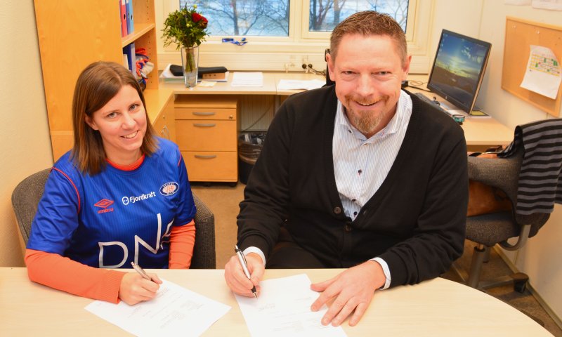 Ingeborg Cecilie Morken og Erik Espeseth signerte avtalen på Valle mandag.