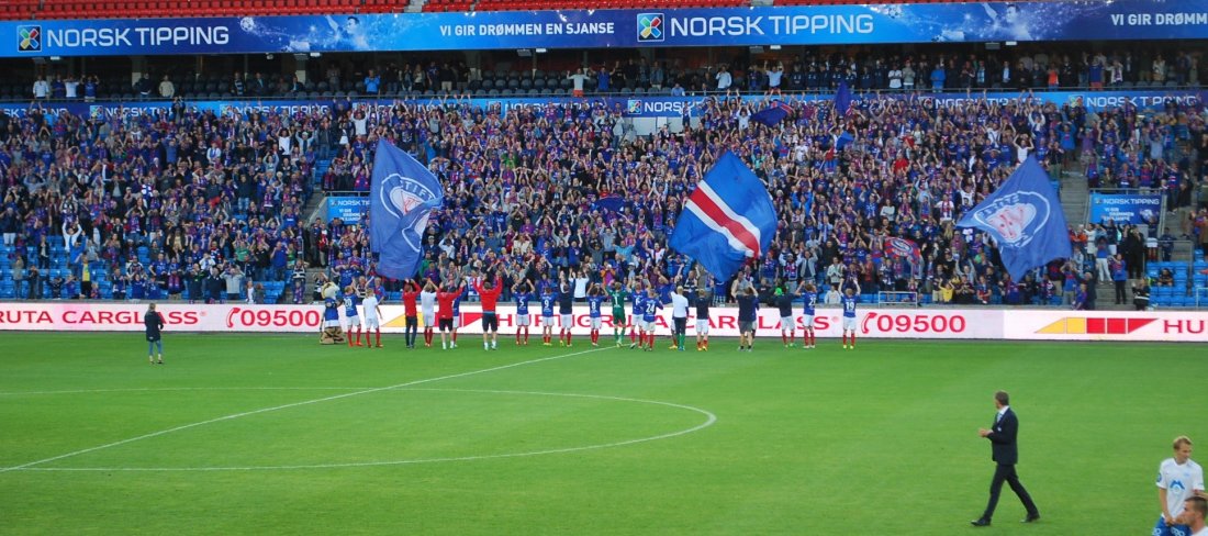 Laget feirer på Ullevaal i 2016 etter 3-0 seier over Molde og Solskjær. Foto: Jarle Teigøy