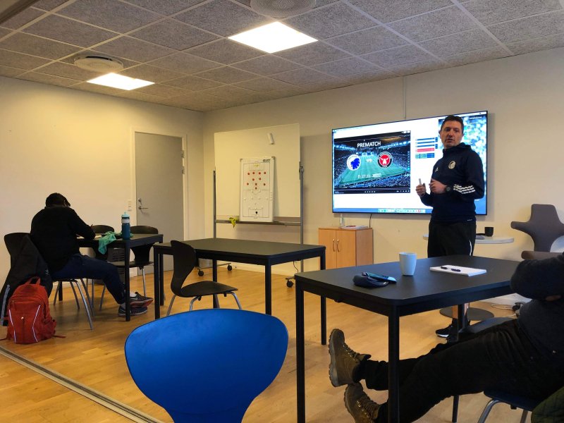 Vålerengas ETUP-studenter på studiebesøk hos FCK (Foto: Torstein Schutte)