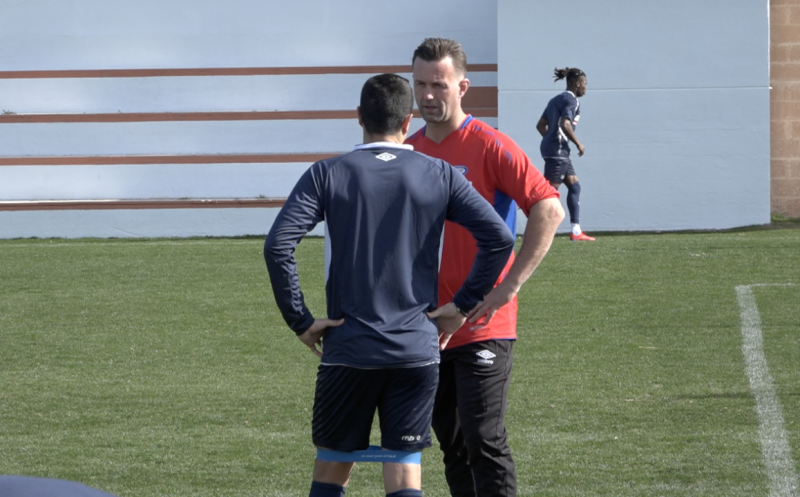 Efraín Juarez og Ronny Deila prater sammen under årets treningsleir på Marbella (Foto: VIF Media)