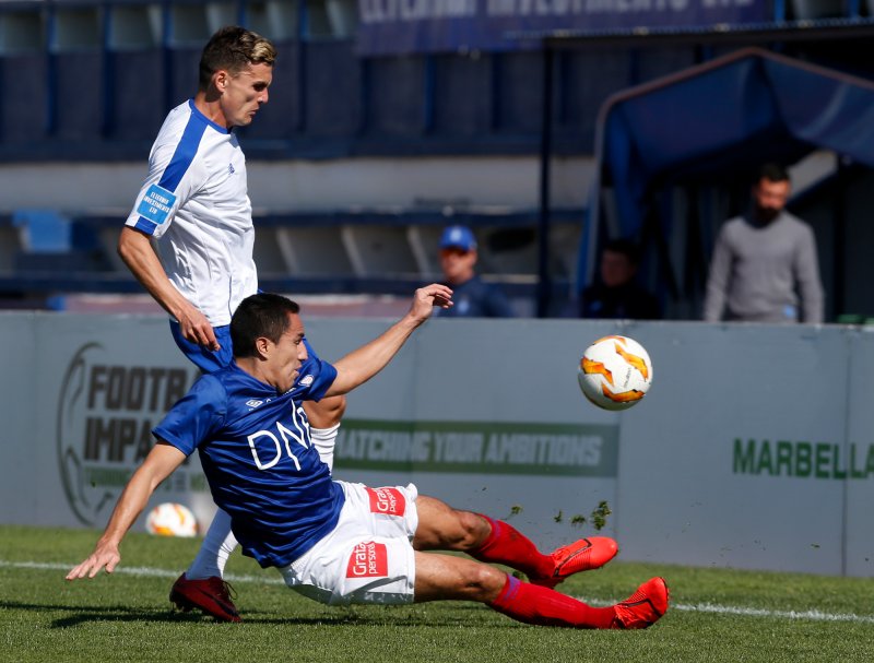 Efrain Juarez i duell i treningskampen mot FC Dinamo Kiev Stadium Marbella (Foto: Jan Kåre Ness / NTB scanpix)