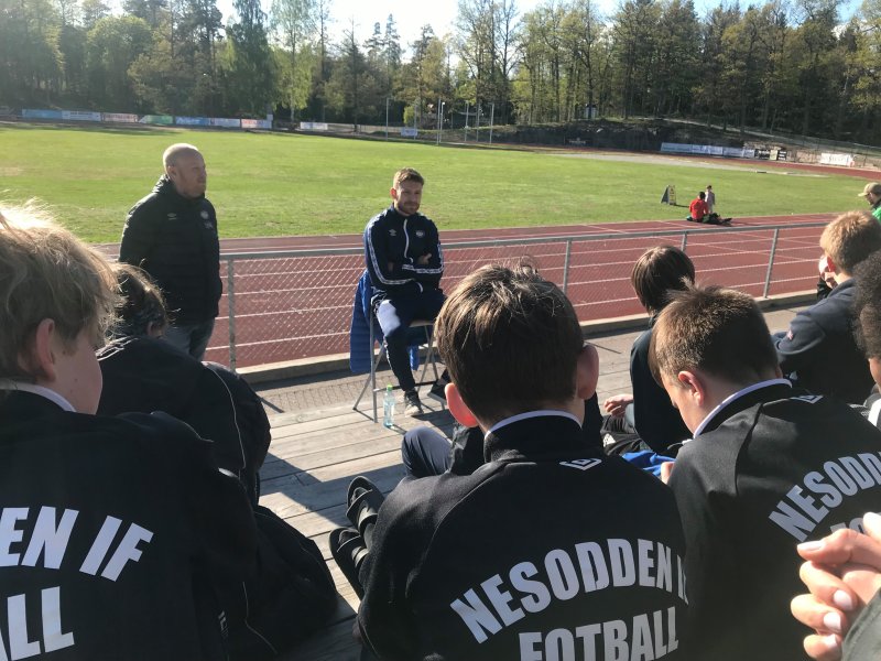 Matti og ungdommen i Nesodden Fotball (Foto: Vålerenga)