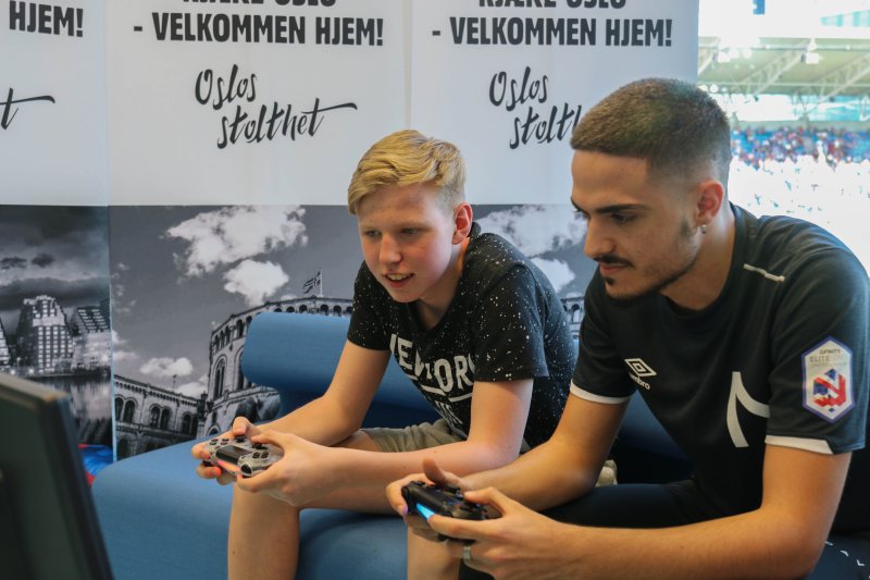 Magnus Kristiansen (t.v) vant 1-0 over franske Diogo Peixoto i lørdagens showkamp (Foto: Nordavind)