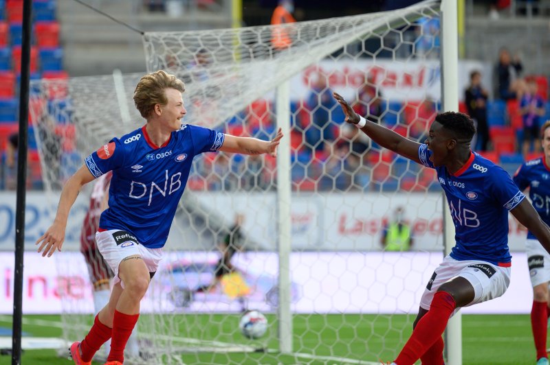 Odin Thiago Holm scora Vålerenga 2s mål fra straffemerket. Her avbildet etter scoringa mot S08 (Foto: Morten Mitchell Larød / SPORTFOTO)