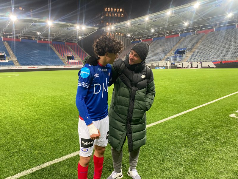 Jones El-Abdellaoui sammen med assistenttrener på G15-landslaget etter kampen mot Molde (Foto: VIF Media)