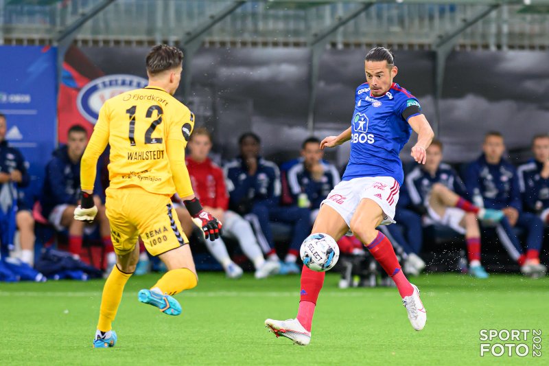 Amor Layouni med en av flere sjanser før pause (Foto: Morten Mitchell Larød / SPORTFOTO)