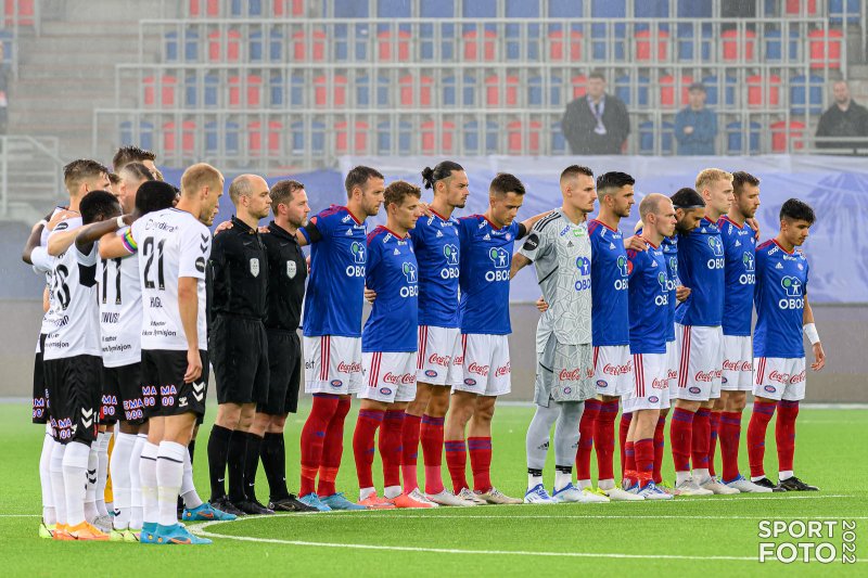 Ett minutts stillhet før avspark (Foto: Morten Mitchell Larød / SPORTFOTO)