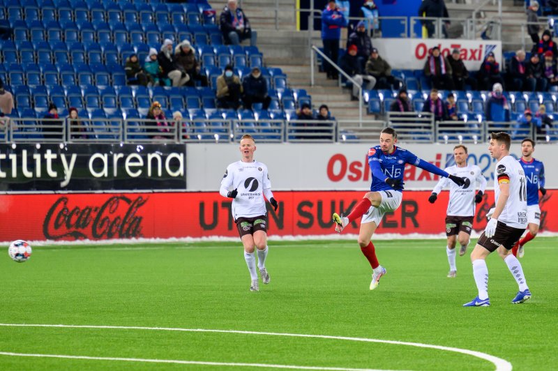Amor Layouni sto bak Vålerengas største sjanse før hvilen (Foto: Morten Mitchell Larød / SPORTFOTO)