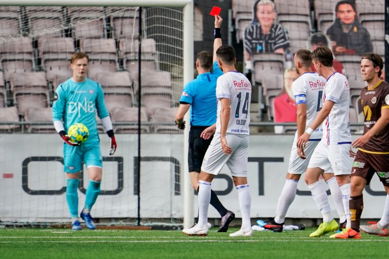 Dommeren dro frem det røde kortet og sendte Klaesson i dusjen før pause (Foto: Heiko Junge / NTB scanpix)