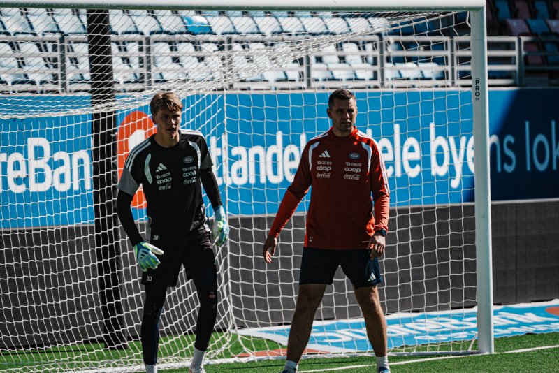 <em>Alexander Ordal og keepertrener Lukasz Jarosinski. Foto: Kim Eriksen</em>