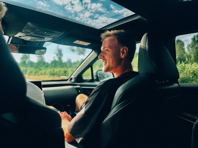 Oscar Hedvall på vei fra Gardermoen til Intility Arena onsdag morgen (Foto: Vålerenga)